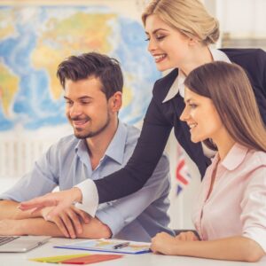 agent helping couple on laptop
