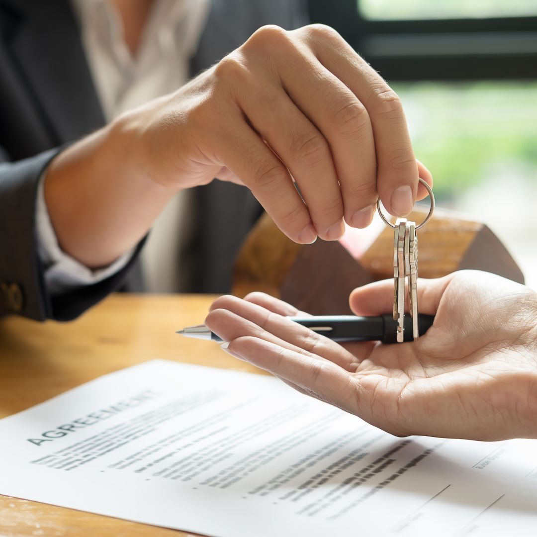 relocation realtor with keys